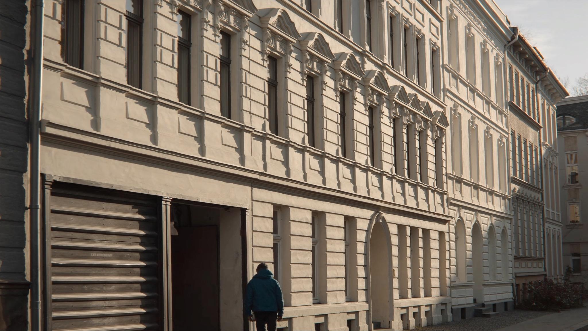 Hamburger Altbau-Straße im goldenen Abendlicht